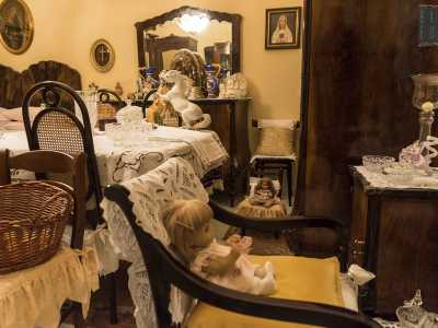 Ci stupisce anche la grande quantit� di merletti sparsi per la camera da letto